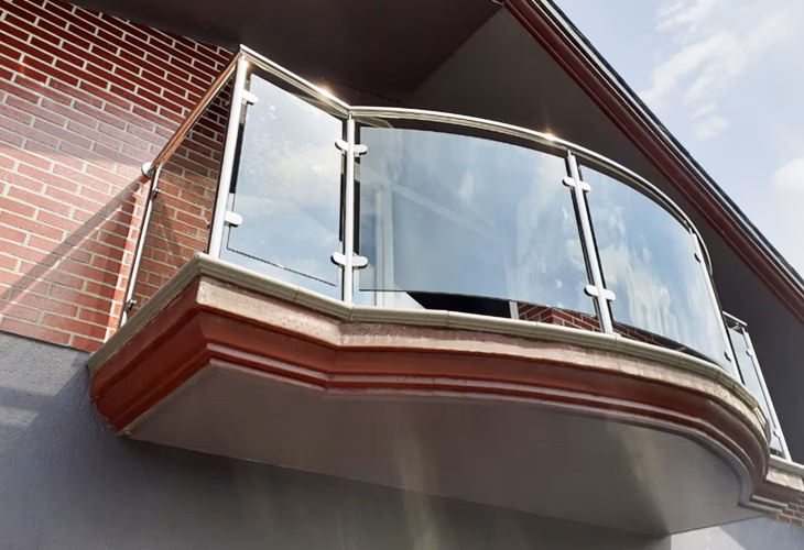 ¿Cuál es el ancho de un balcón de vidrio?