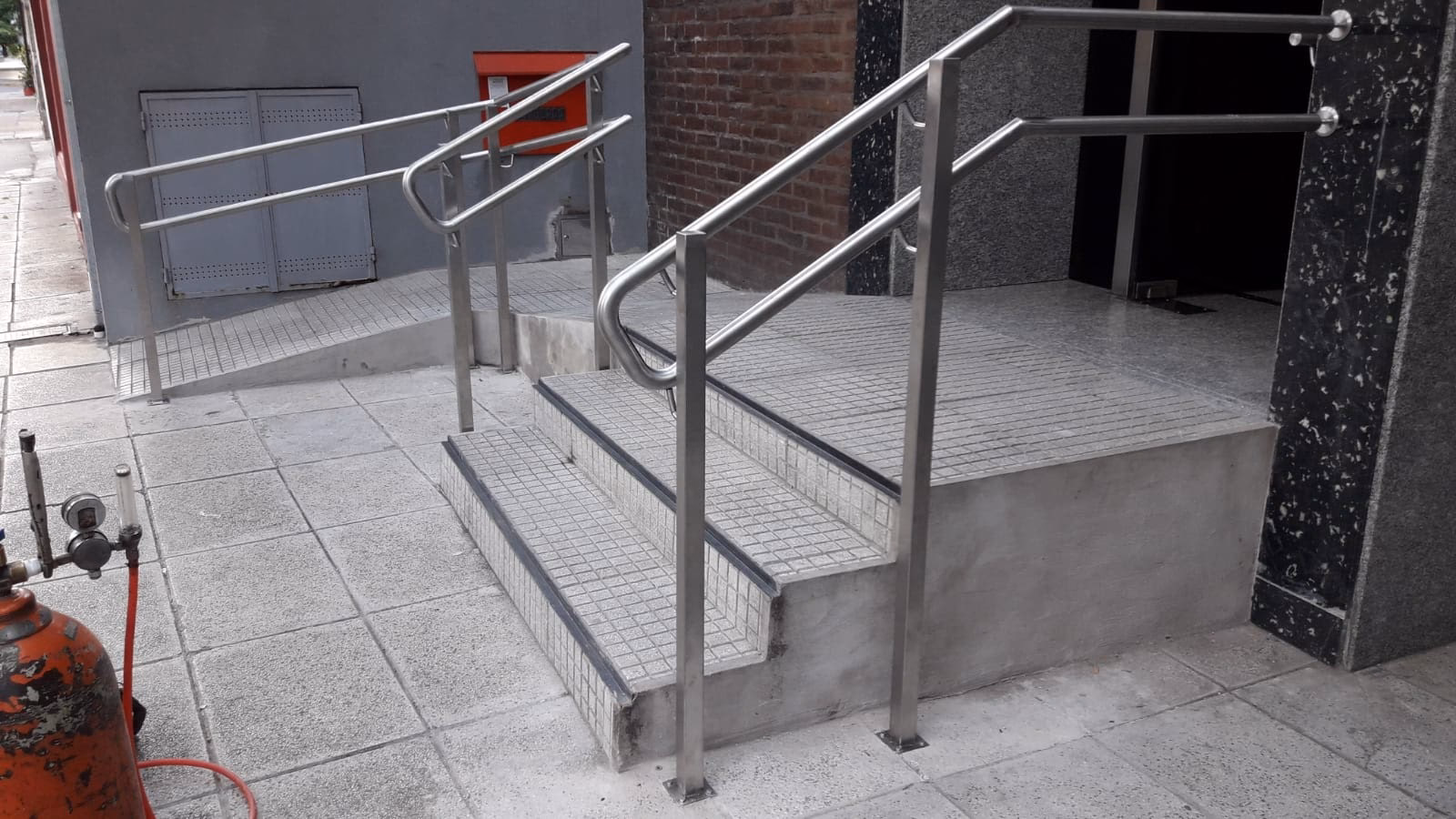 ¿Quién puede fabricar una baranda de vidrio con acero?
