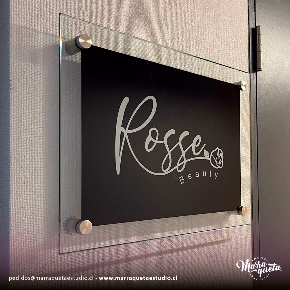 ¿Qué son los letreros de acero inoxidable?