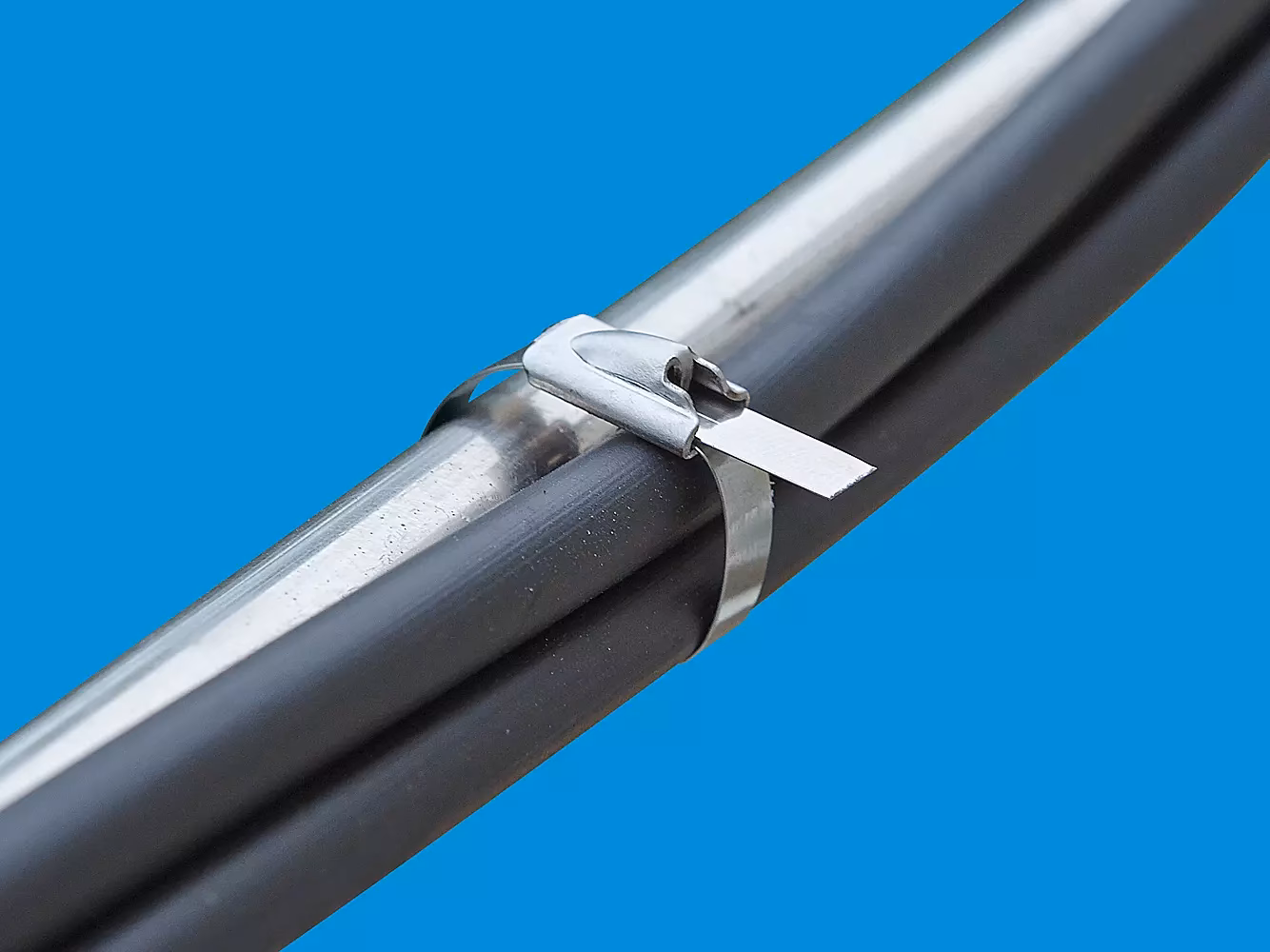 ¿Qué contiene el paquete de 200 cinchos de metal de acero inoxidable?