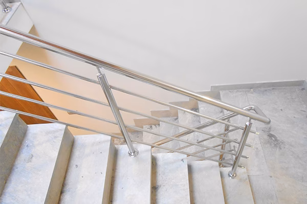 ¿Cómo se instalan las barandas y pasamanos de escalera?