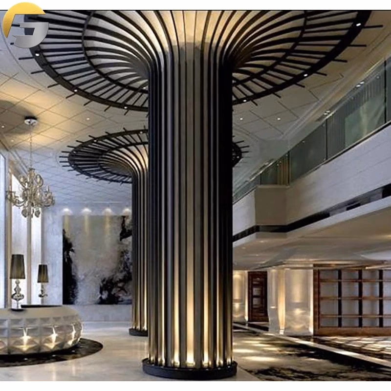 ¿Cuáles son los elementos decorativos junto a las columnas?