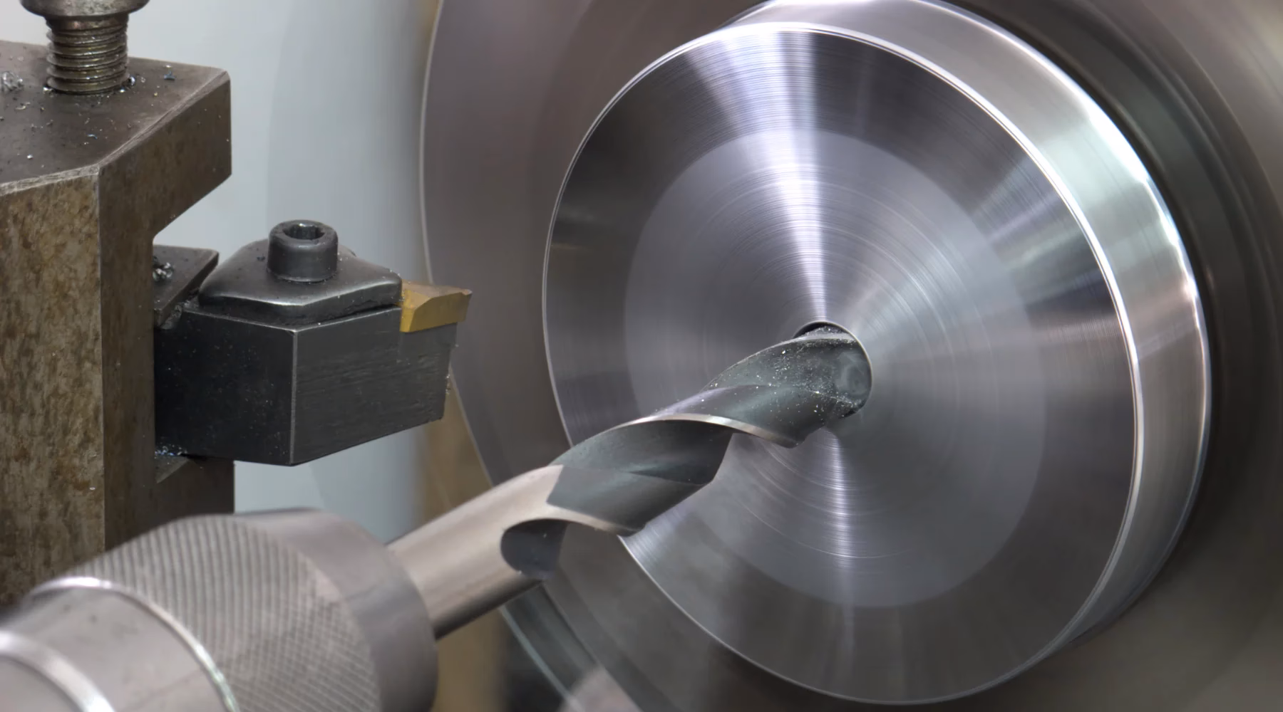 ¿Cómo hacer agujeros grandes en metal grueso?