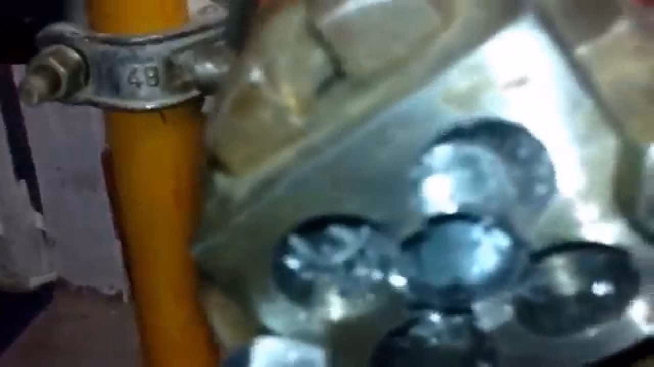 ¿Cómo se unen las roscas de acero y el adaptador?