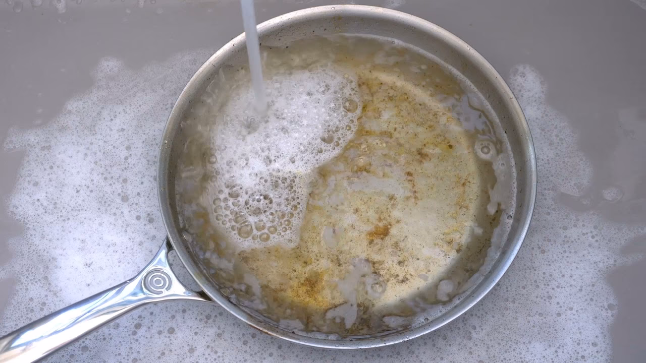 ¿Cómo decolorar las sartenes de acero inoxidable?