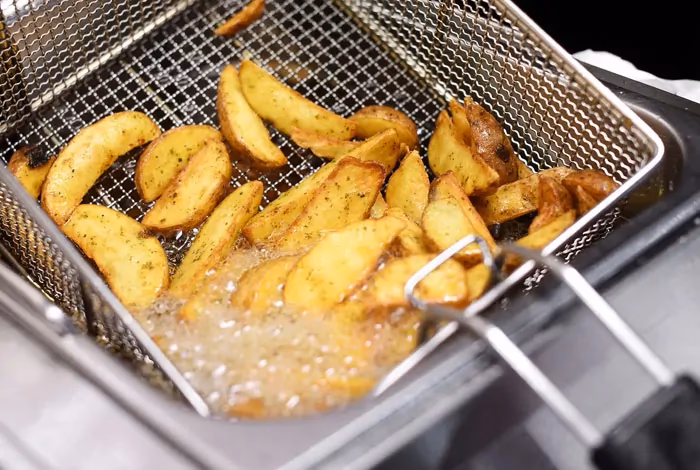 ¿Cómo limpiar una freidora industrial?