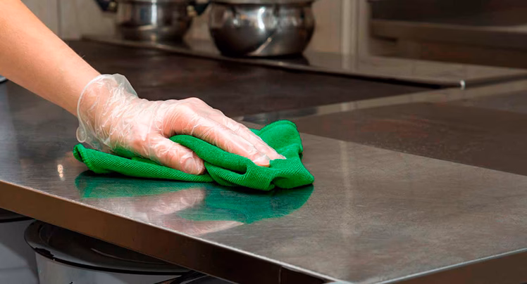 ¿Cómo limpiar una mesa de acero inoxidable?