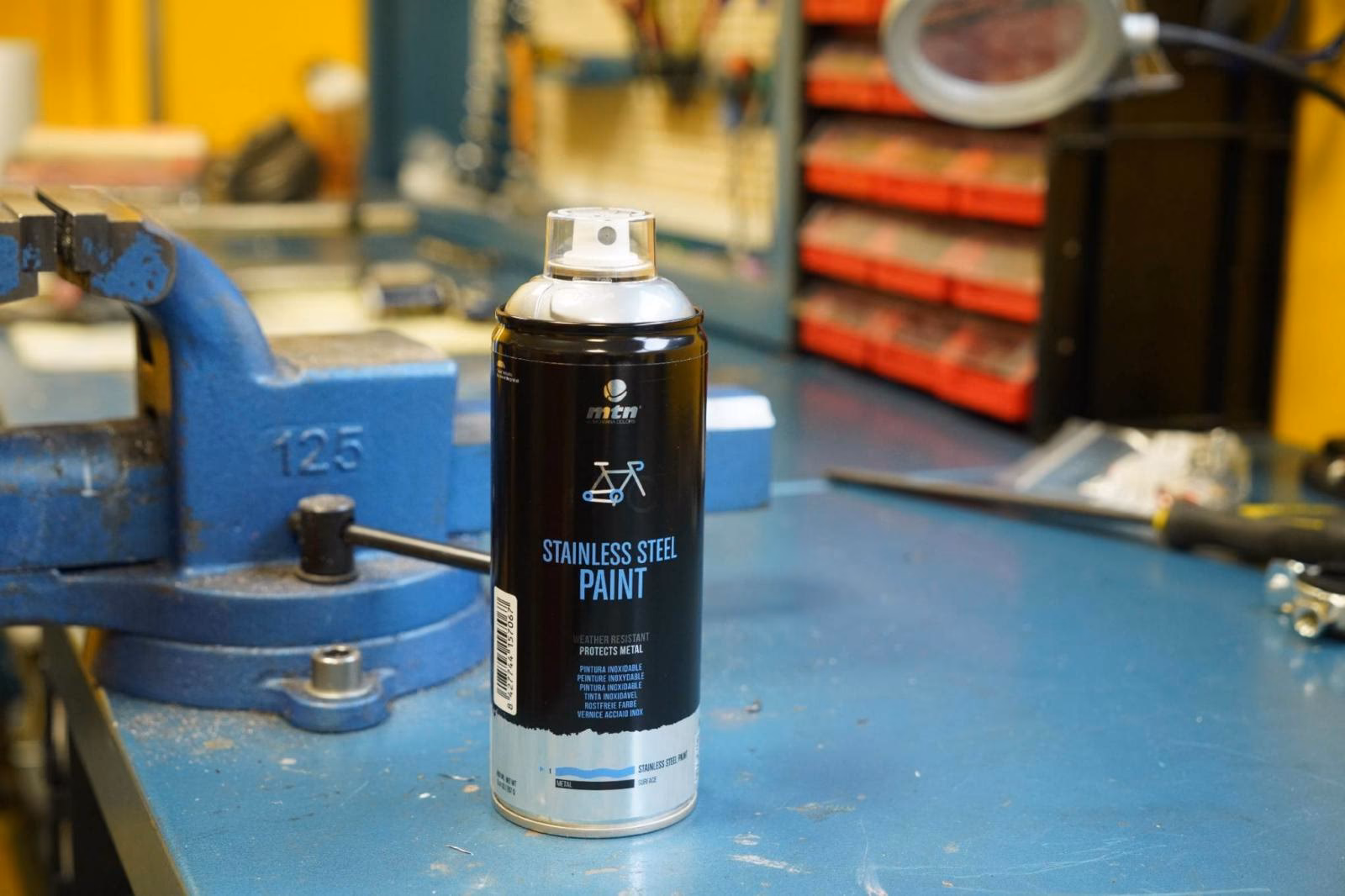 ¿Cómo liberar la pintura dentro de un aerosol?