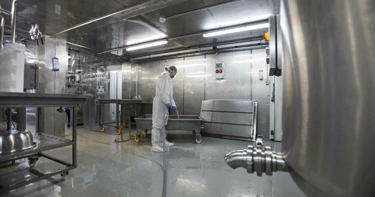 ¿Cómo limpiar azulejos y baños con soda cáustica?