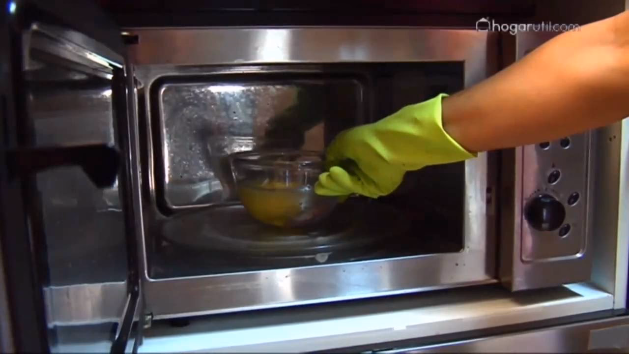 ¿Cómo limpiar un microondas con agua jabonosa?