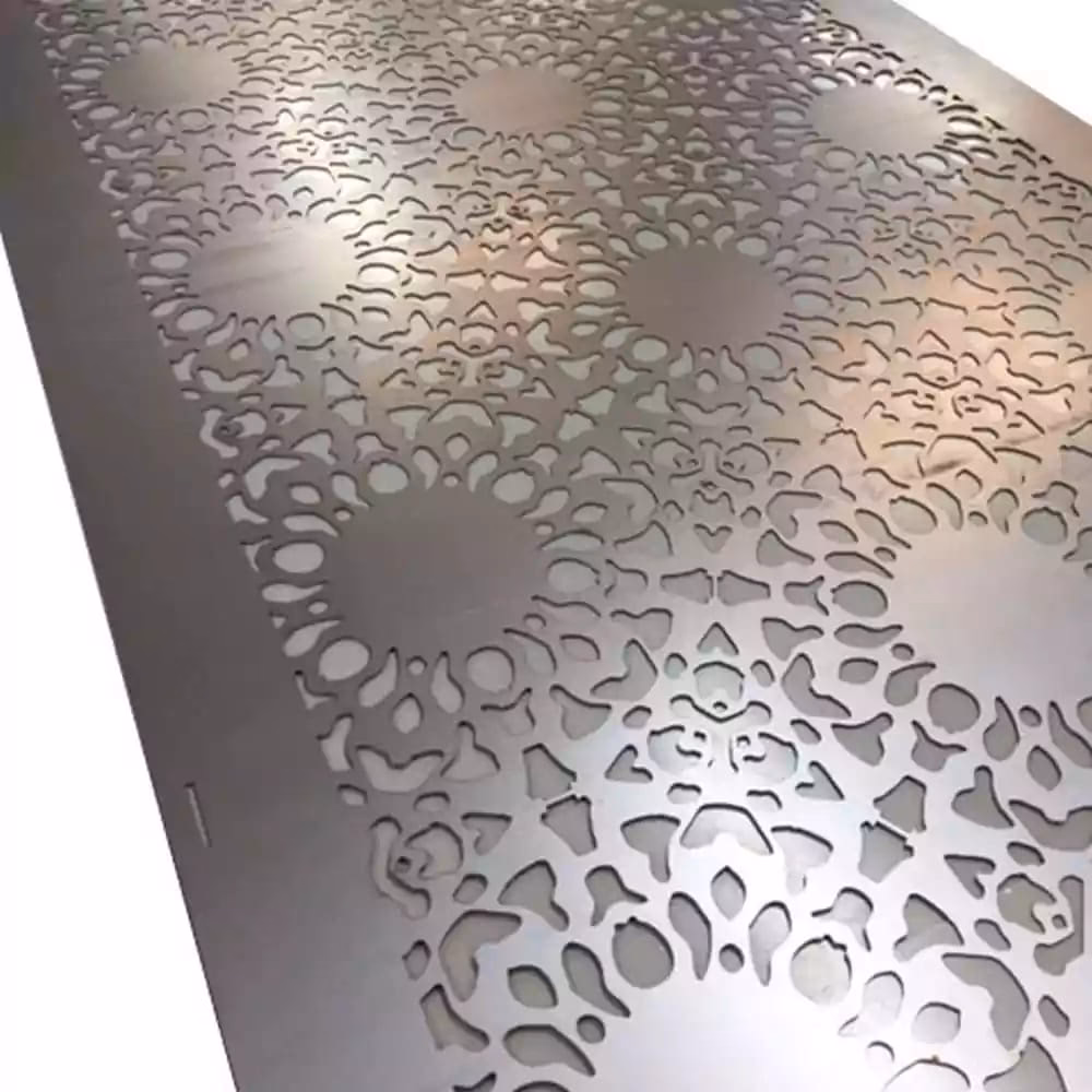 ¿Qué se utiliza en una máquina troqueladora para cortar el material?