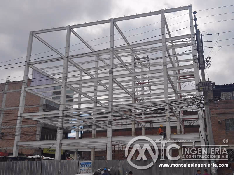 ¿Cuándo se construyó el primer edificio en acero en Colombia?