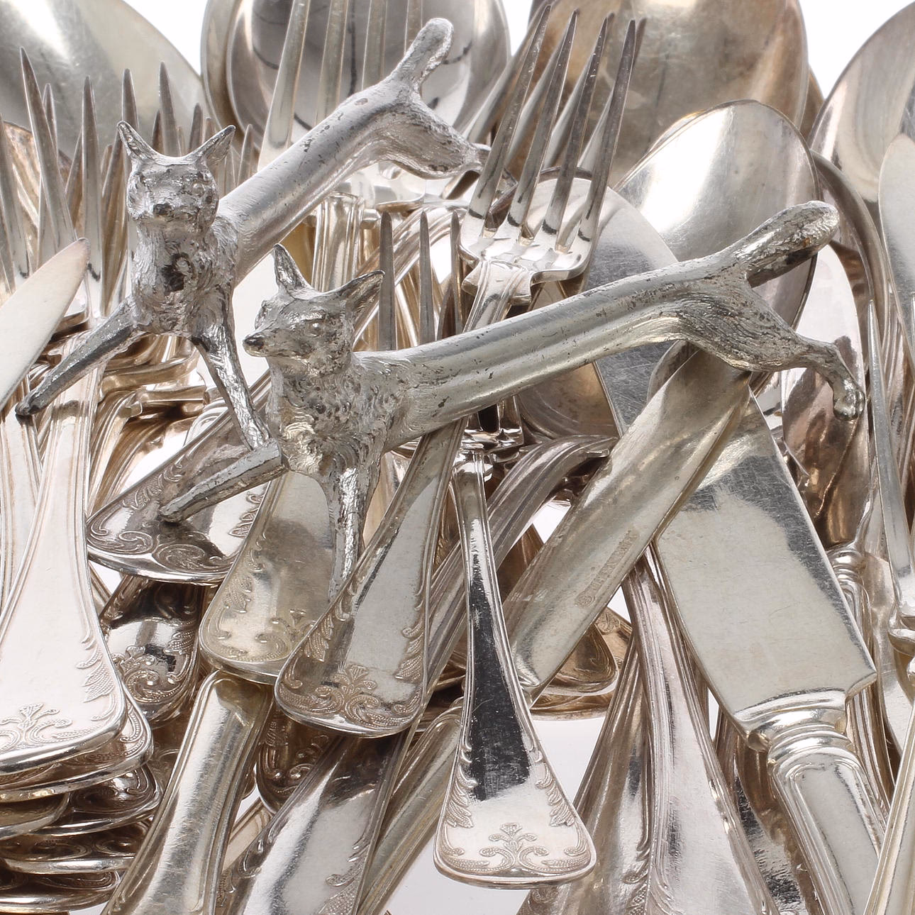 ¿Cuáles son los cubiertos de servir antiguos de alpaca?