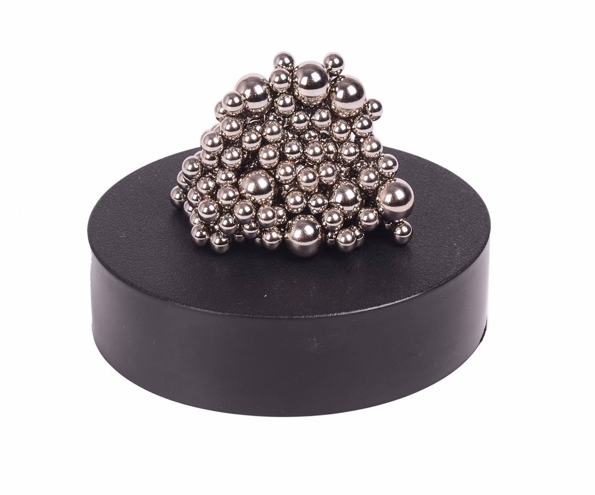 ¿Cómo se presenta el imán de acero?