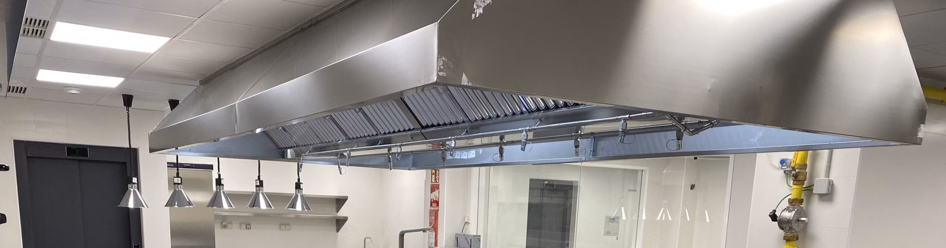 ¿Qué accesorios se pueden complementar con los extractores de cocina de S&P?