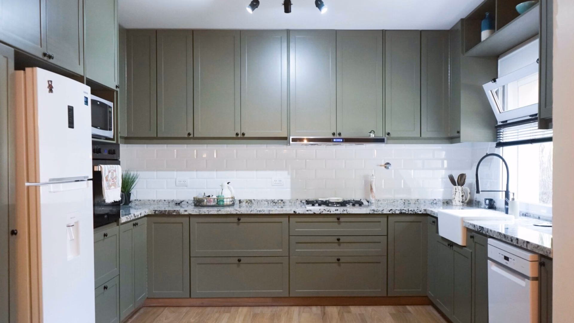 ¿Quién fabrica muebles en acero inoxidable?