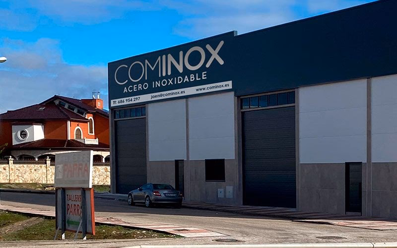 ¿Cuántas empresas tienen una relación con acero inoxidable?