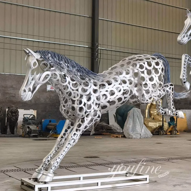 ¿Cuántos metros cuadrados tiene la escultura de acero inoxidable de Noja?