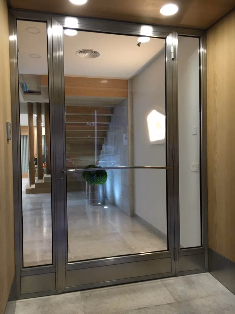 ¿Cómo limpiar las puertas de acero inoxidable?