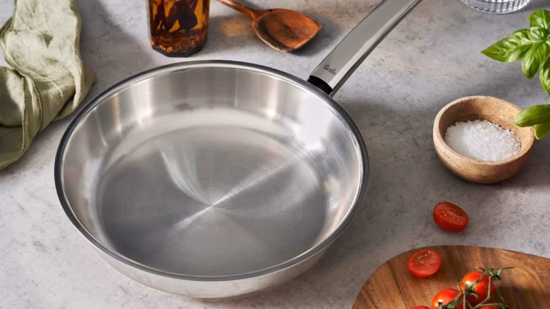 ¿Cuál es la medida de una sartén de acero inoxidable?