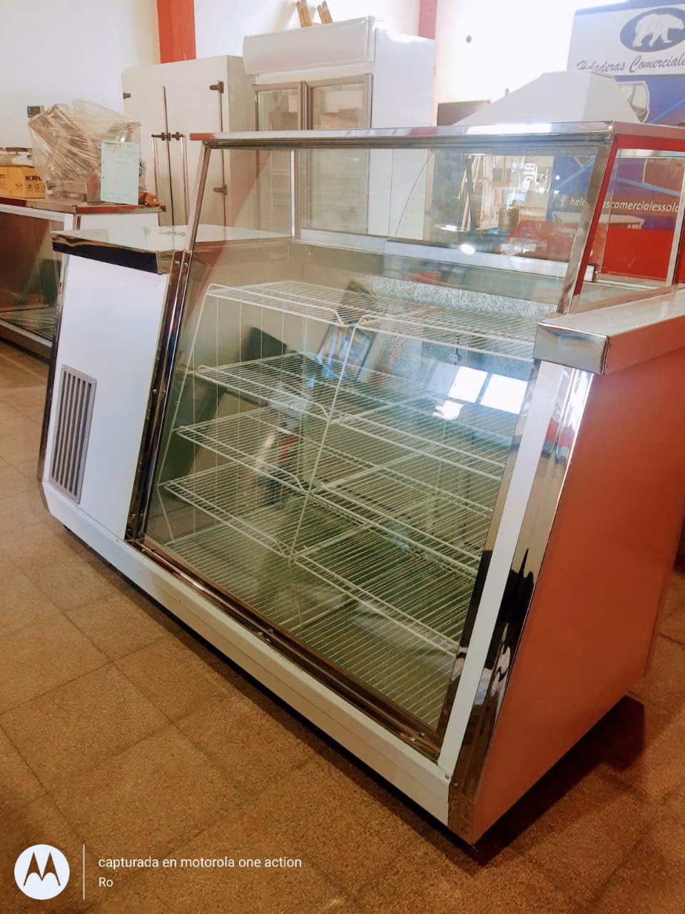 ¿Cómo se mantiene una vitrina heladera?