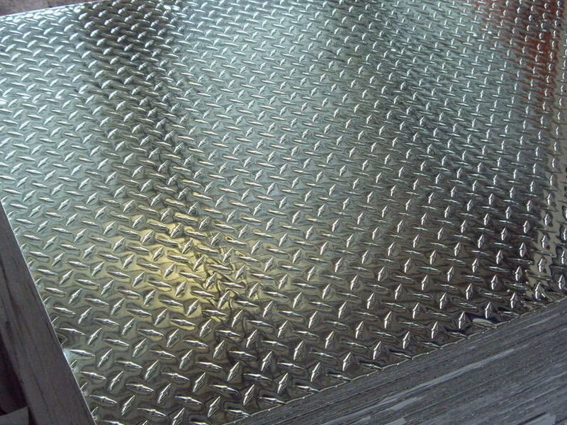 ¿Qué características tiene la lámina antiderrapante de Max Acero Monterrey?