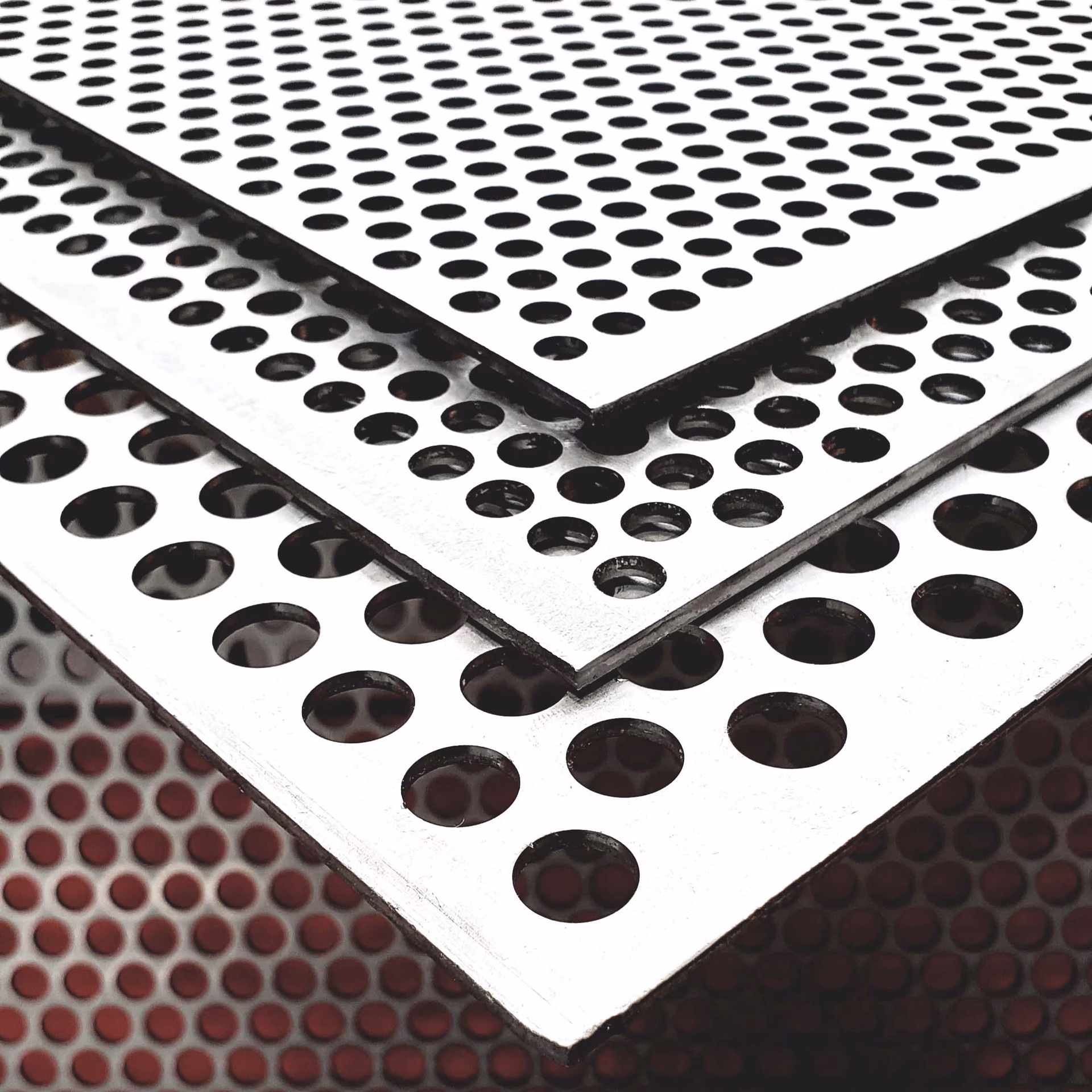 ¿Qué beneficios ofrece la lámina de acero interior microperforada?