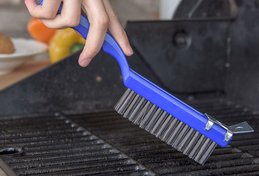 ¿Cómo limpiar una parrilla con cepillo de acero?