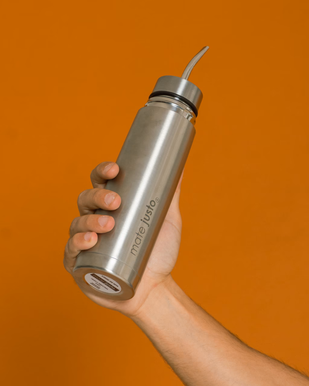 ¿De qué material está hecho el mate justo plateado?