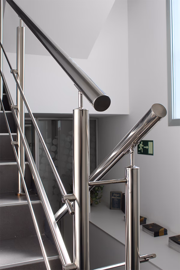 ¿Qué materiales se pueden usar para hacer barandas para escaleras?