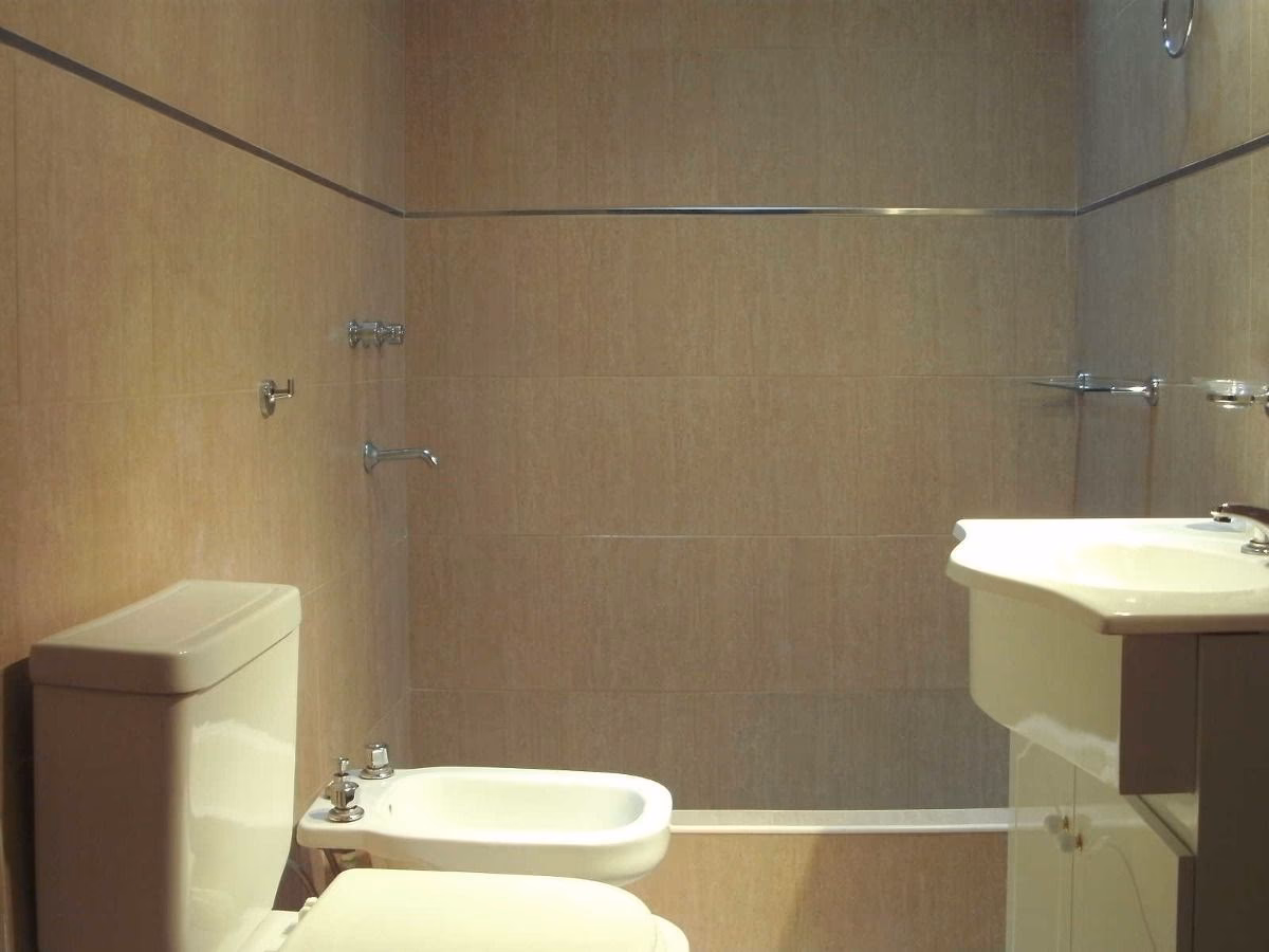 ¿Cómo atornillar las paredes del baño?