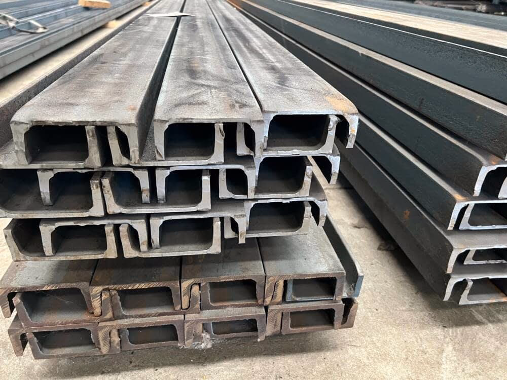 ¿Cuál es la inclinación de las caras interiores de los perfiles UPN?