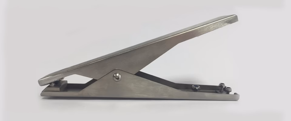 ¿Cómo poner una pinza de puesta a tierra?