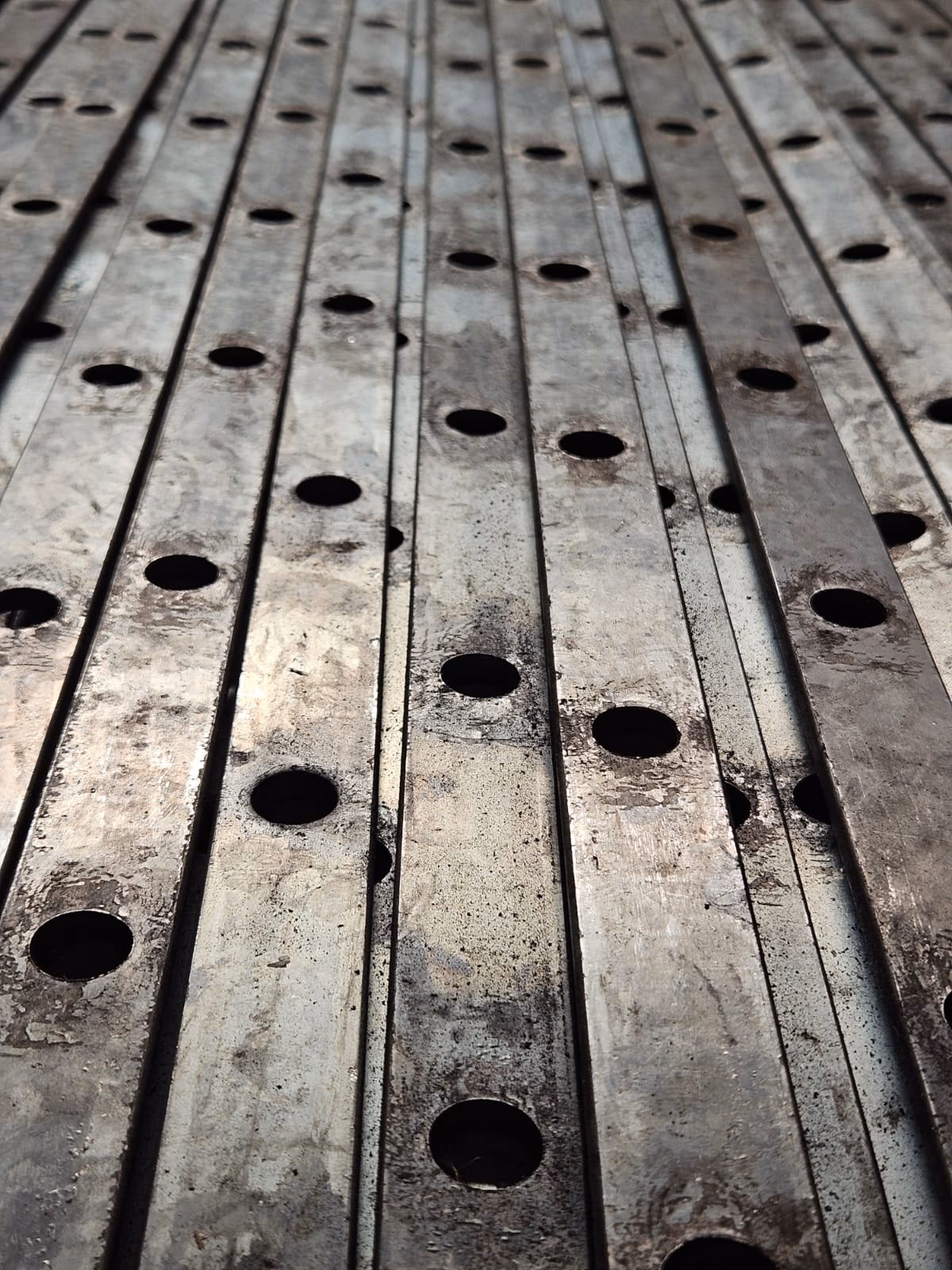 ¿Cuál es el tamaño máximo de una plancha de acero perforada?