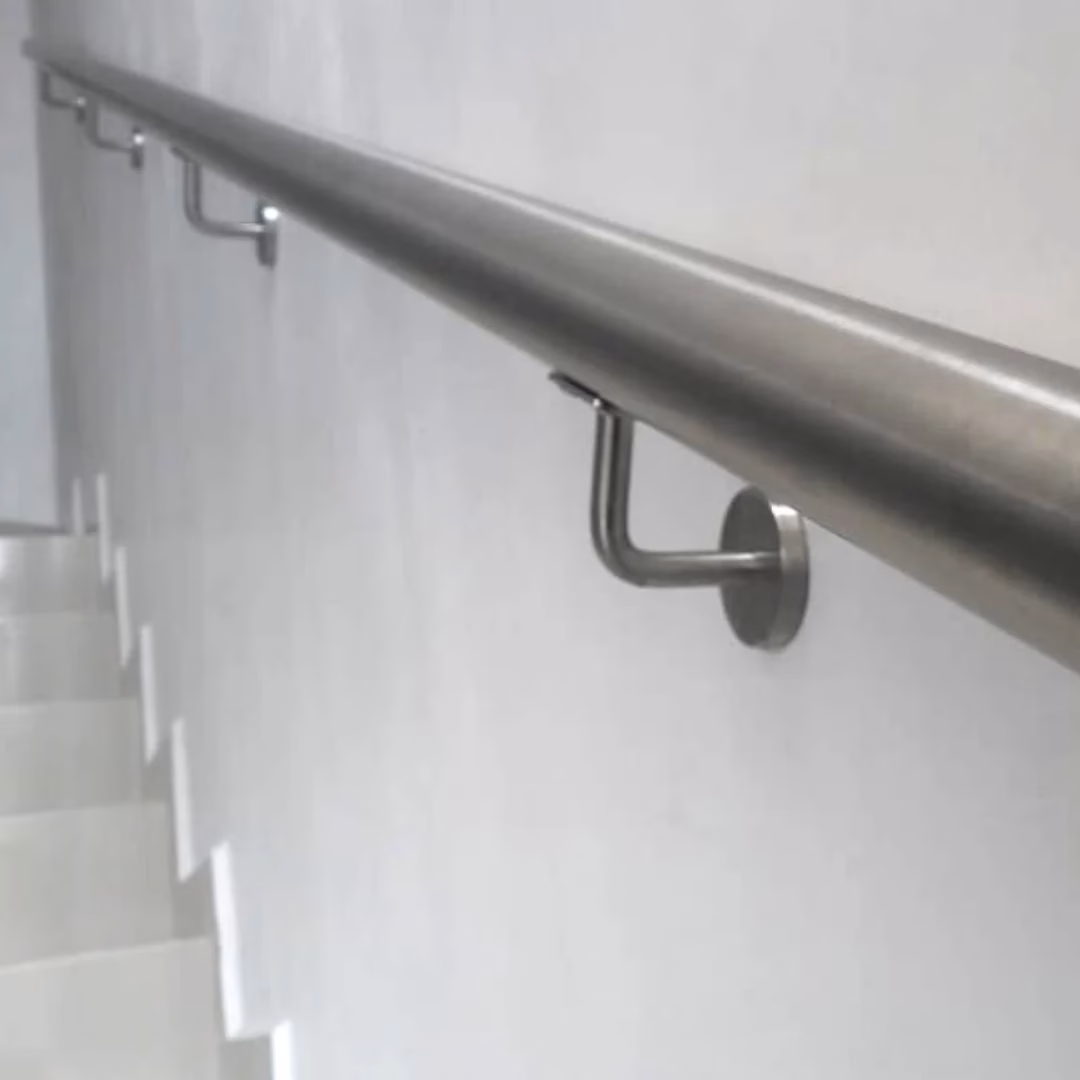 ¿Qué materiales se usan para fabricar el barandar de acero inoxidable?