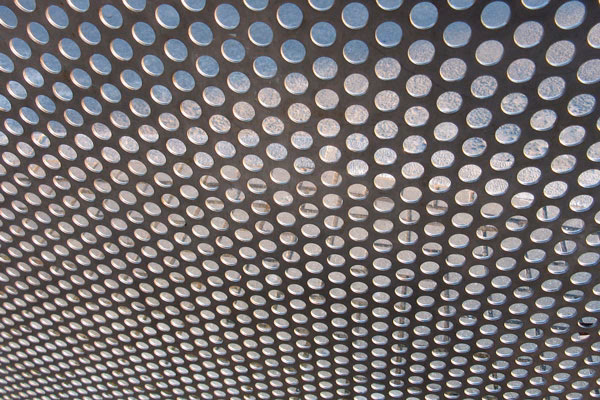 ¿Cuáles son las pautas de seguridad para operar equipos de punzonado de chapa metálica?