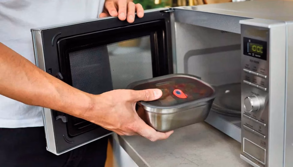 ¿Cuáles son los inconvenientes del acero en el horno de microondas?