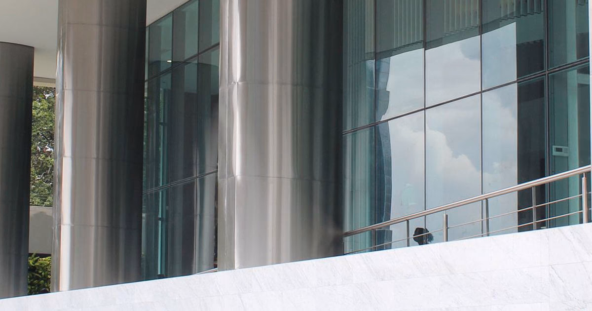 ¿Cuáles son las características de la pared de acero inoxidable?