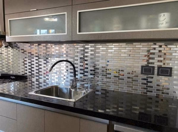 ¿Qué materiales se usan para revestir la cocina?