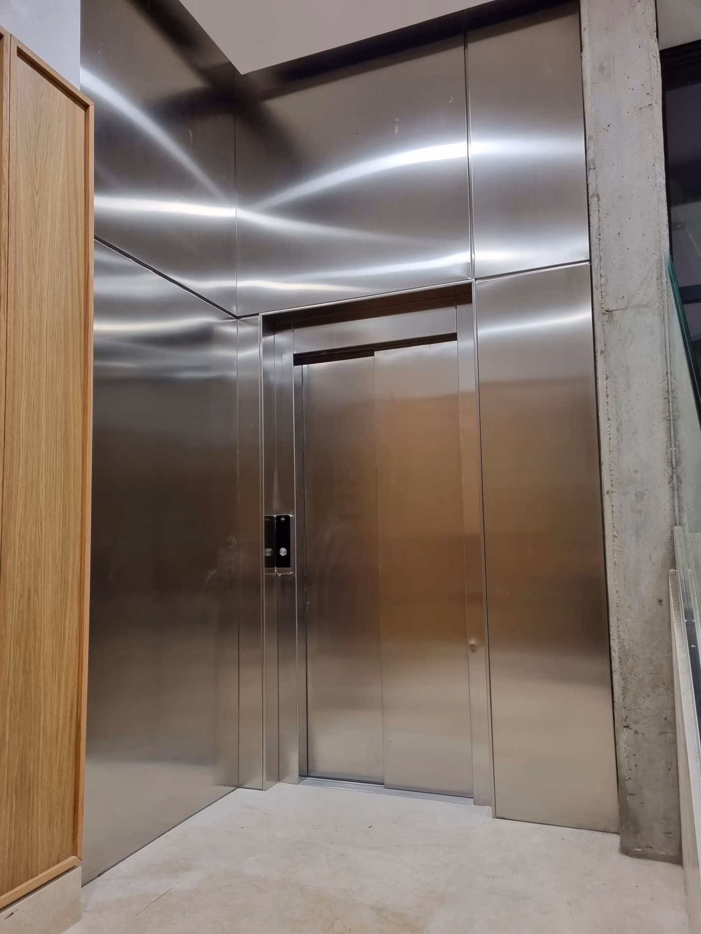 ¿Cuándo se crearon las torres de ascensores de vidrio y acero?