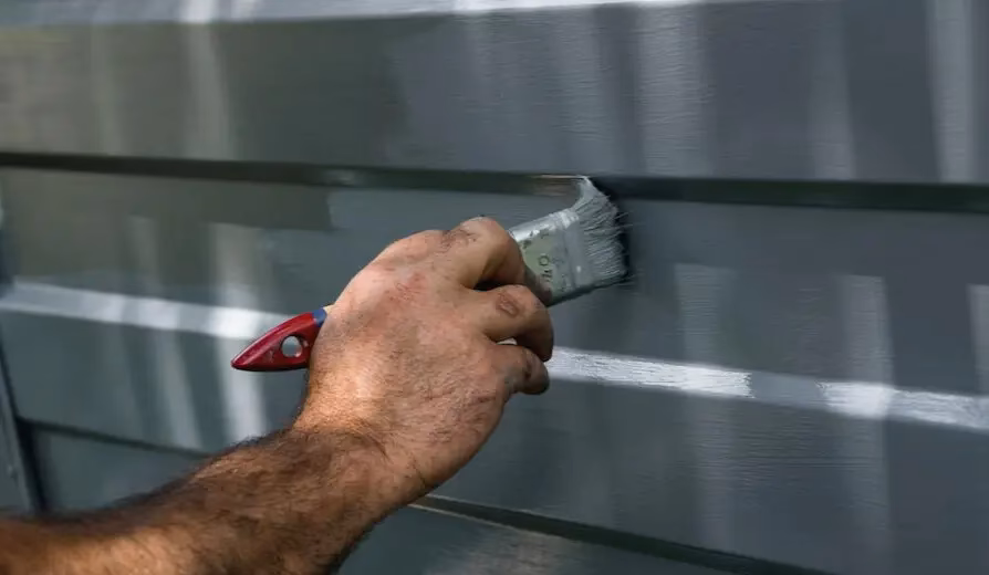 ¿Cómo pintar una puerta de acero?