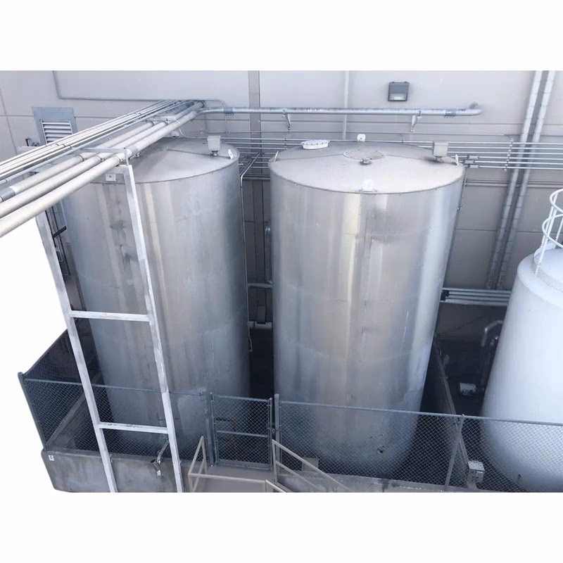 ¿Cuántos silos de acero inoxidable se utilizan para transportar la fruta?