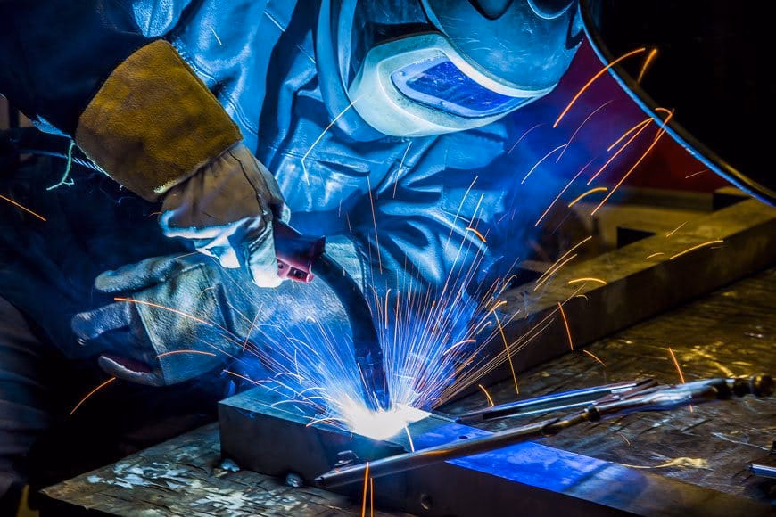 ¿Por qué se forman poros en las soldaduras de fundición?