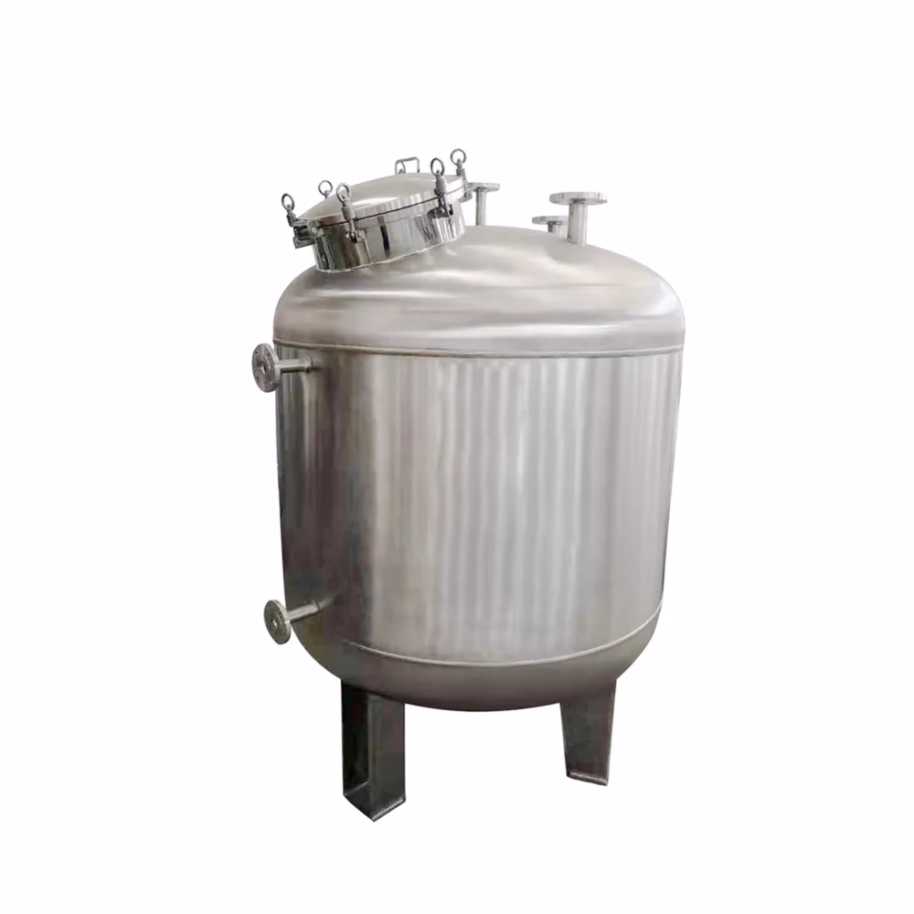 ¿Qué función cumple el intercambiador de calor en un tanque de agua caliente?