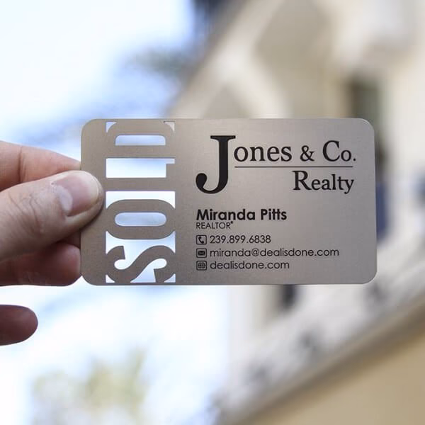 ¿Quiénes son los contactos para preguntas sobre tarjetas metálicas?