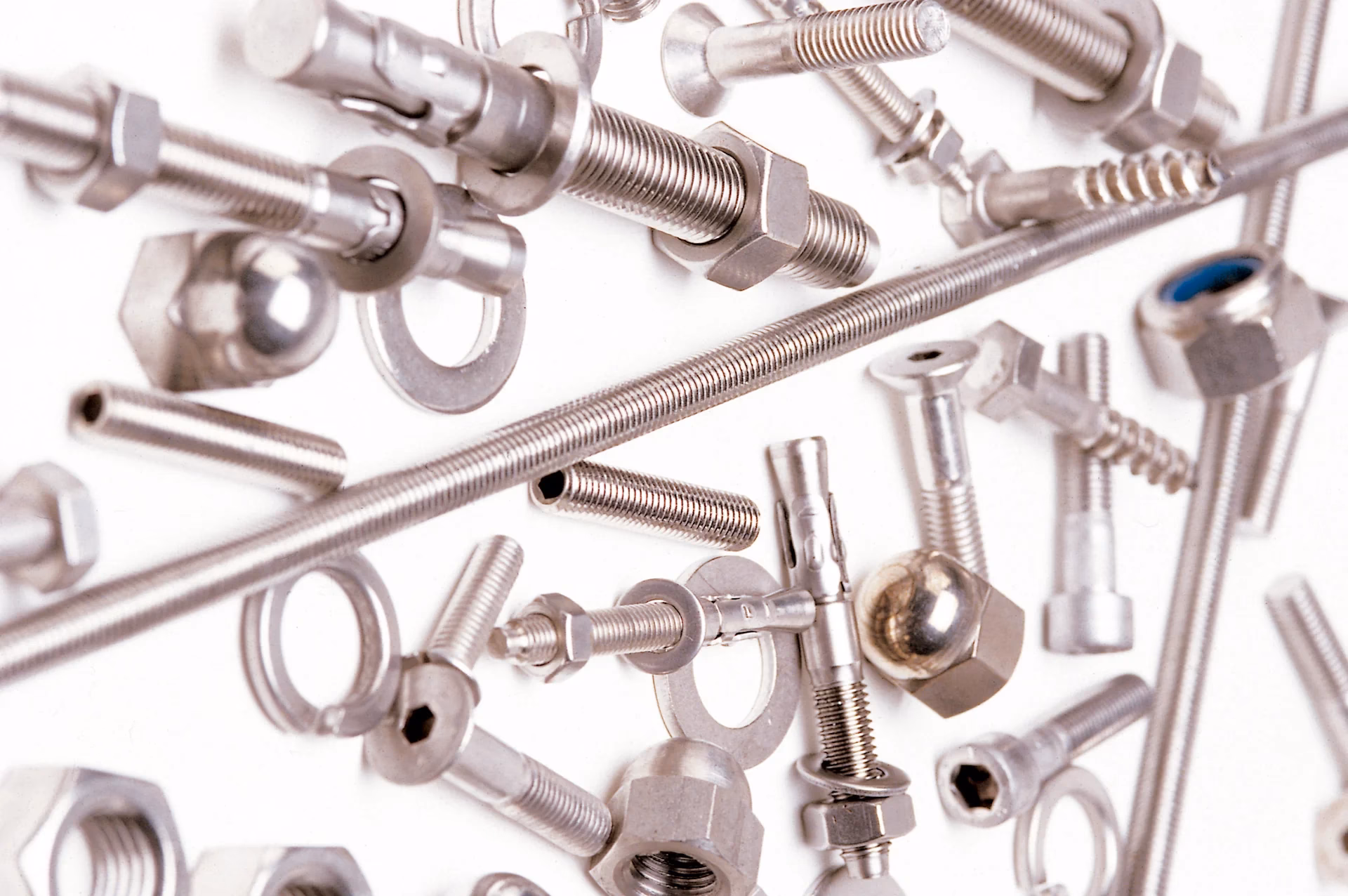 ¿Dónde encontrar tornillos en acero inoxidable y arandelas?