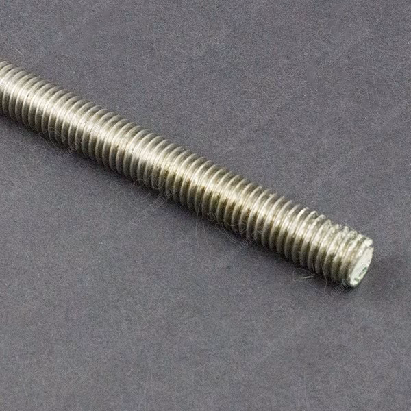 ¿Qué materiales se usan para fabricar varillas roscadas?