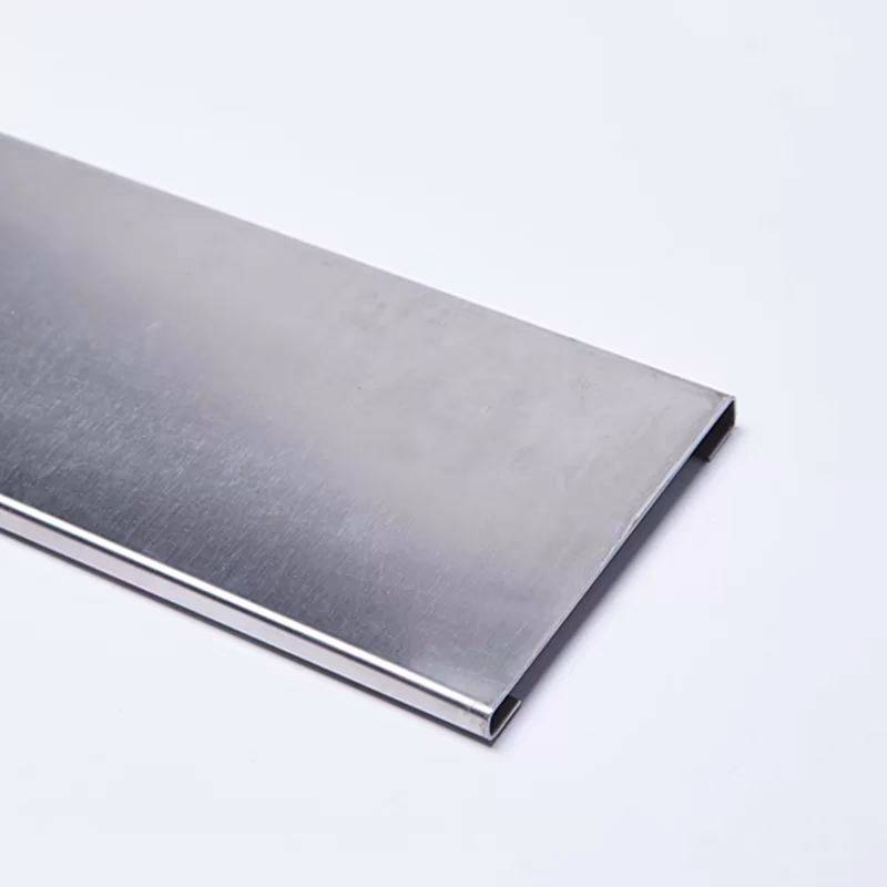 ¿Cómo se instalan los zócalos de aluminio y madera?